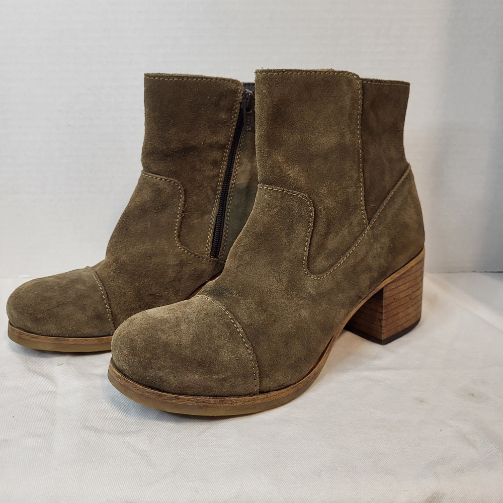 Fly London tan suede stacked block wood heel round toe ankle bootie. Size 37